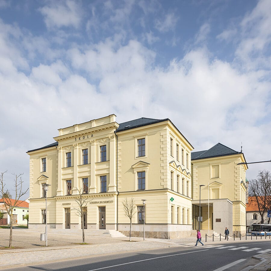 PŘESTAVBA STARÉ ŠKOLY, TŘEŠŤ