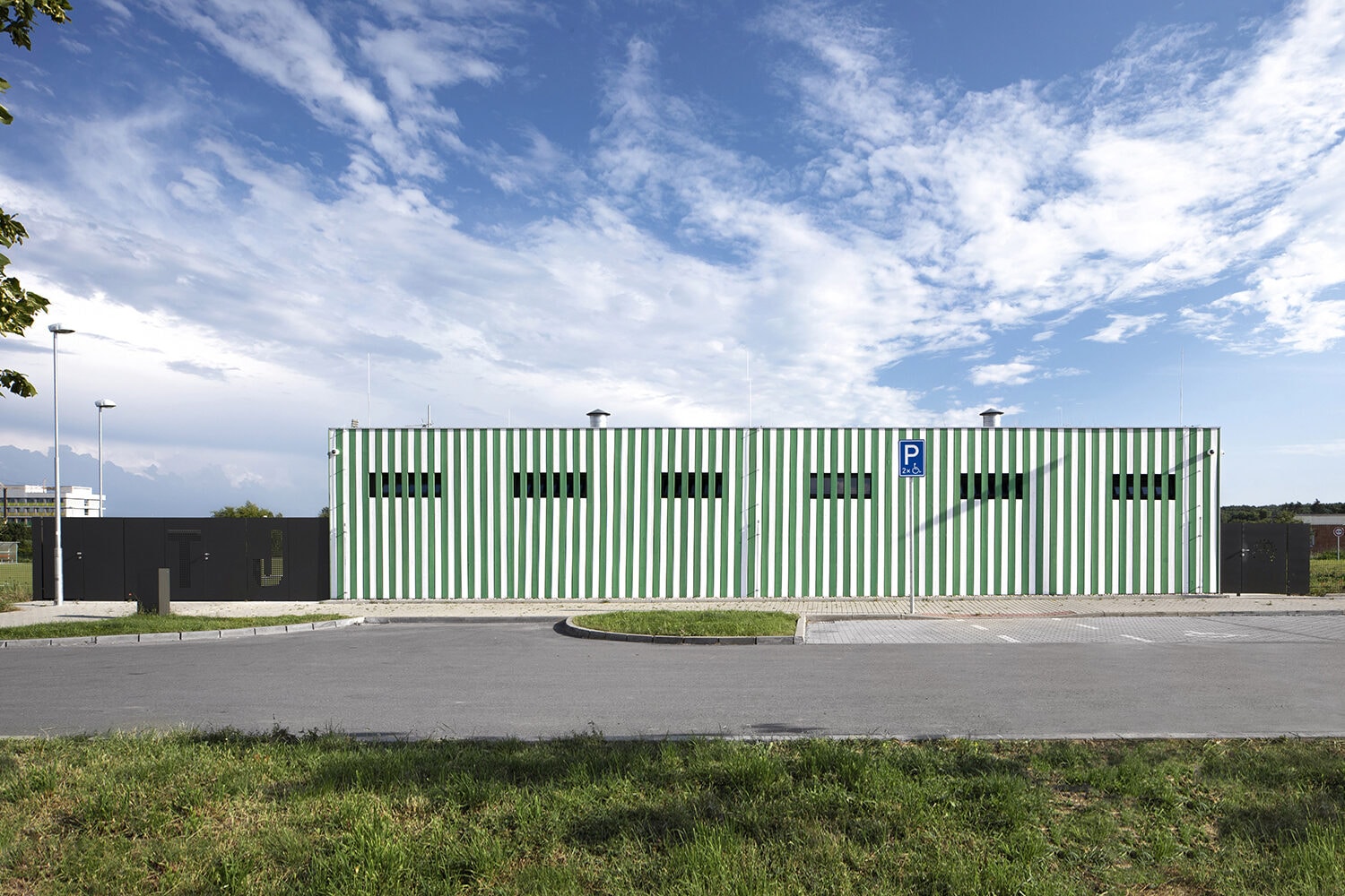 SPORTOVNÍ AREÁL, PRAHA–LYSOLAJE — fotografie 3