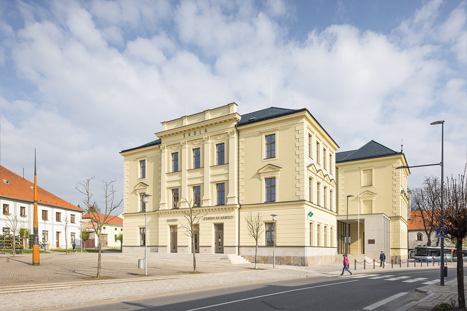 PŘESTAVBA STARÉ ŠKOLY, TŘEŠŤ — fotografie 1